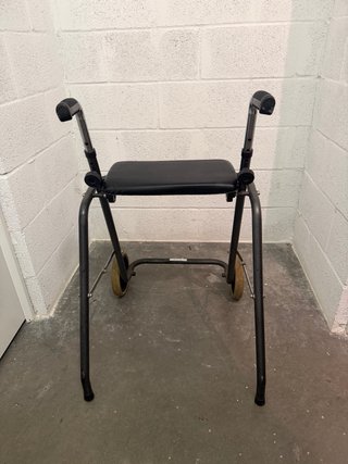 Andador regulable con asiento y ruedas