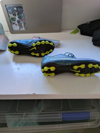Botas de fútbol Nike niño talla 34.