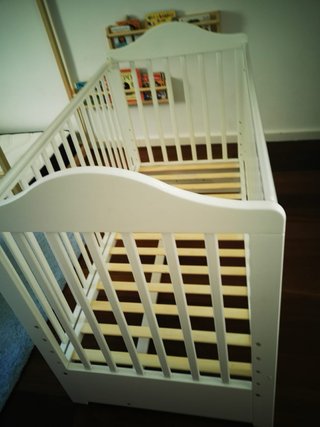 Cuna blanca con lateral desmontable