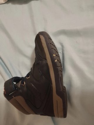 Botas niño grises y naranja. Número 27