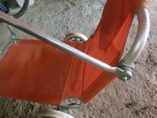 Sillón de exterior naranja y plateado