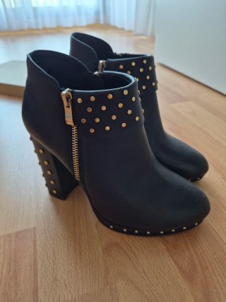 Botines de tacón de piel negros
