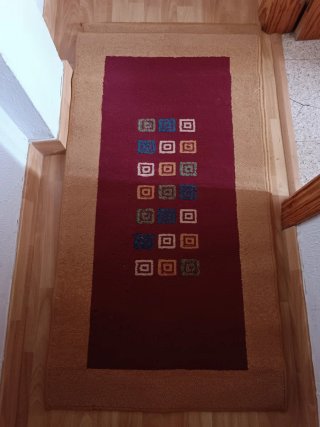 Alfombras de pasillo beige y rojo