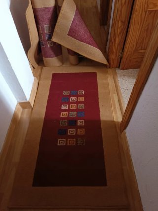 Alfombras de pasillo beige y rojo