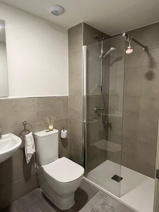 Se alquila habitación con baño privado