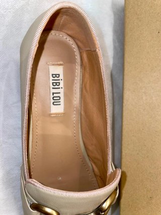 Mocasines Bibi Lou Beige con Hebilla Dorada