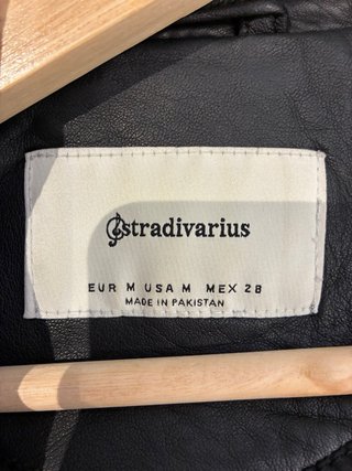 Chaqueta cuero Stradivarius negra
