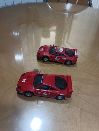 2 Scalextric Ferrari F40