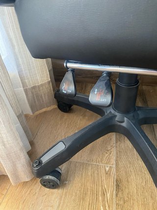 Sillón Gaming AQT GAMING negro con reposapies