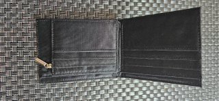 Cartera de piel negra con cremallera