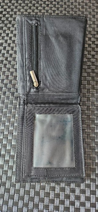Cartera de piel negra con cremallera