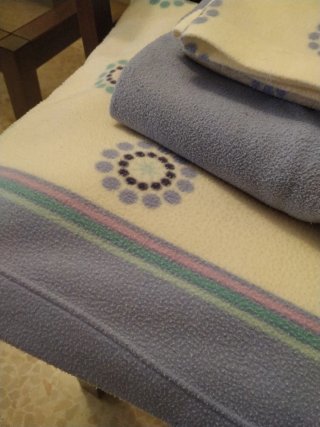 Sábana polar cama 1.35 beige/azul