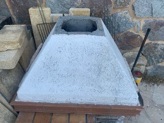 Barbacoa de obra con leñero