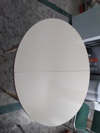 Mesa tedonda y extensible de color marfil