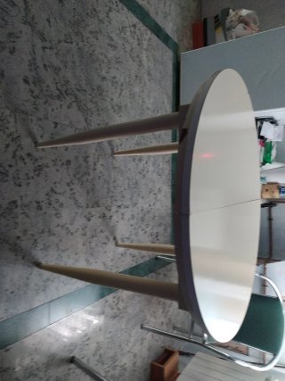 Mesa tedonda y extensible de color marfil