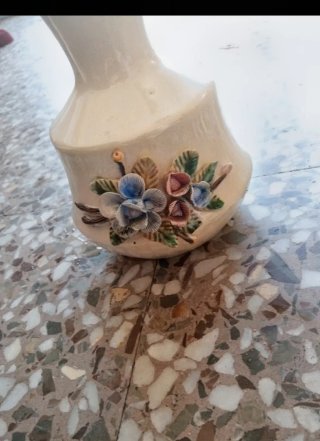 Jarrón de cerámica con flores en buen estado