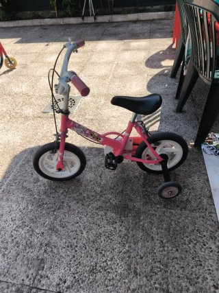 Bicicleta infantil rosa con ruedines