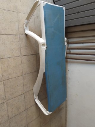 Tumbona de piscina azul y blanca