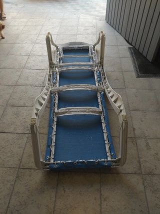 Tumbona de piscina azul y blanca