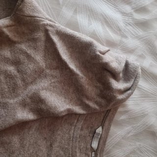 Jersey fino beige contra marrón