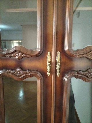 Mueble de madera con vitrina y cajones