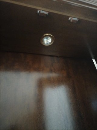 Mueble de madera con vitrina y cajones