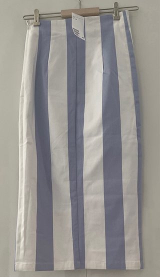 Falda de rayas blancas y azules