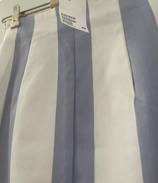 Falda de rayas blancas y azules