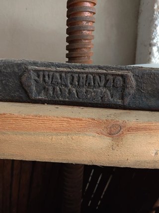 Prensa de vino antigua de madera