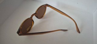 Gafas de sol marrones forma redondeada