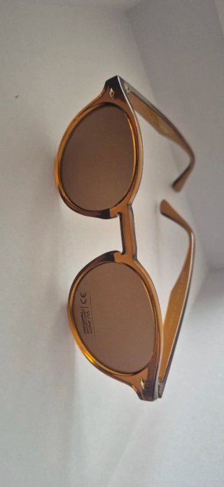 Gafas de sol marrones forma redondeada