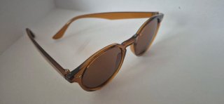 Gafas de sol marrones forma redondeada