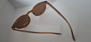 Gafas de sol marrones forma redondeada
