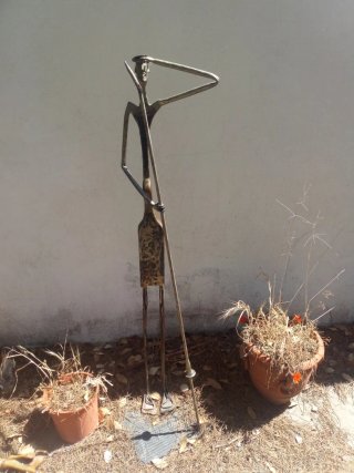 Escultura de metal figura humana