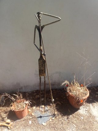 Escultura de metal figura humana