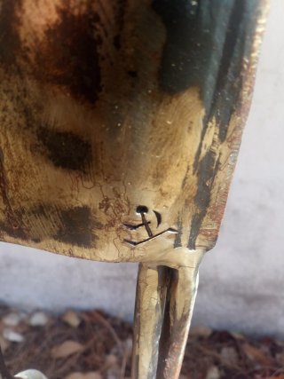 Escultura de metal figura humana