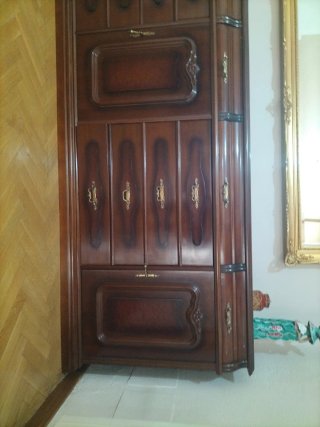 Mueble de madera marrón con detalles dorados