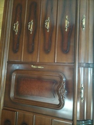 Mueble de madera marrón con detalles dorados