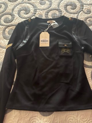 Camiseta negra con detalles