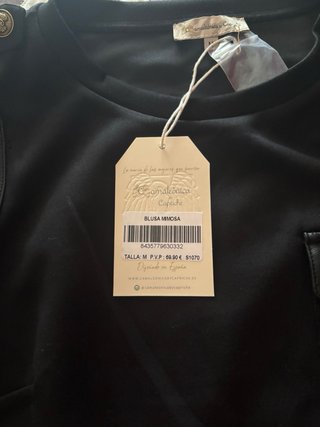 Camiseta negra con detalles