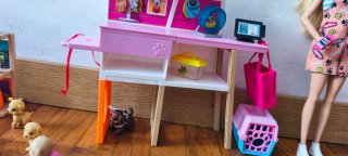Barbie veterinaria con accesorios