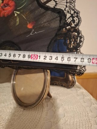 Abanico pintado a mano con encaje negro