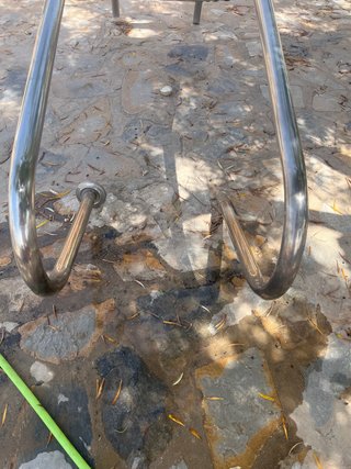 Escalera de piscina metálica