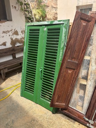 Ventana de teca con persiana de aluminio