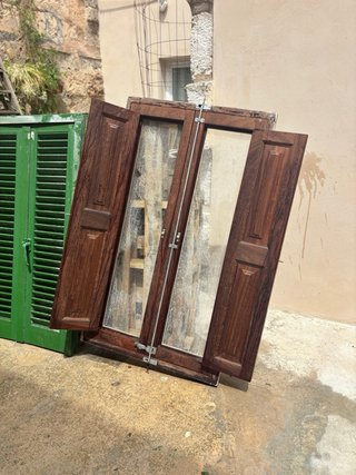 Ventana de teca con persiana de aluminio