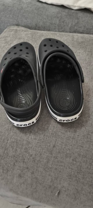 Crocs nere