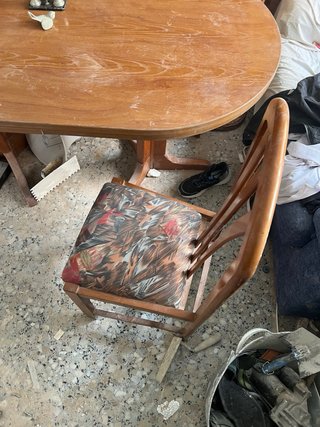 Mesa comedor, sillas y vitrina.