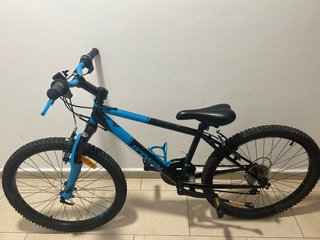 Bicicleta infantil azul y negra
