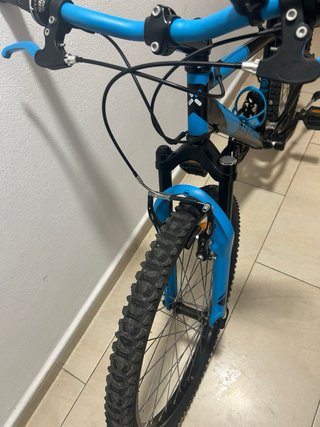 Bicicleta infantil azul y negra