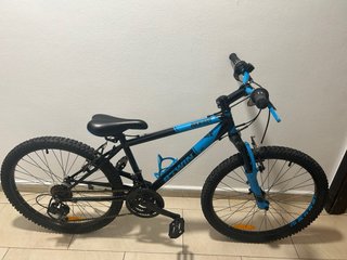 Bicicleta infantil azul y negra